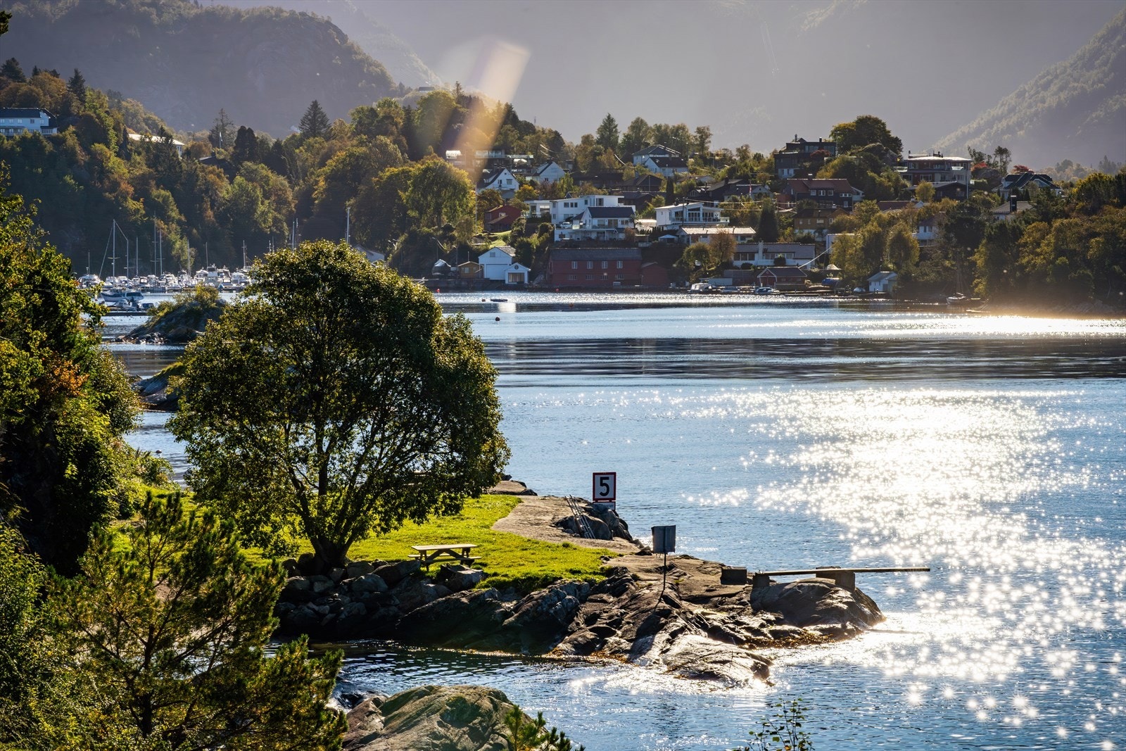 - Like nedenfor borettslaget finner man denne idylliske badeplassen - Galleribilde