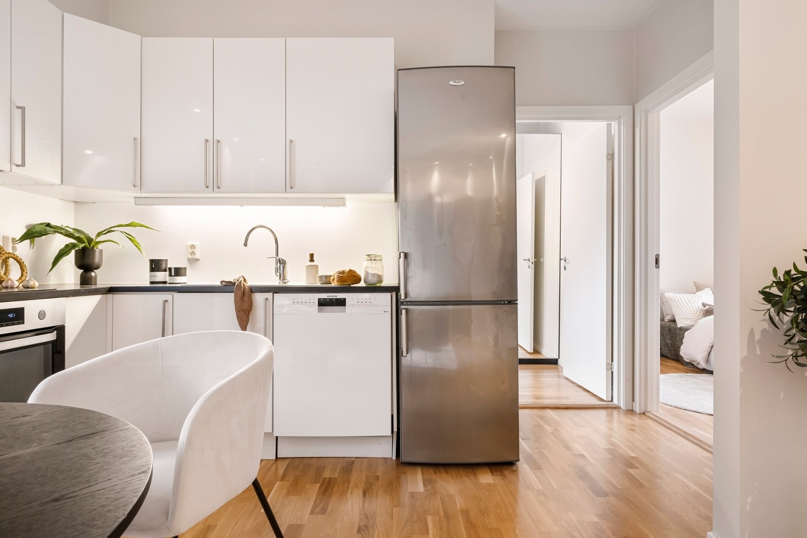 - Det er dels integrerte hvitevarer med stekeovn og induksjonstopp, samt frittstående oppvaskmaskin og kjøleskap - Galleribilde