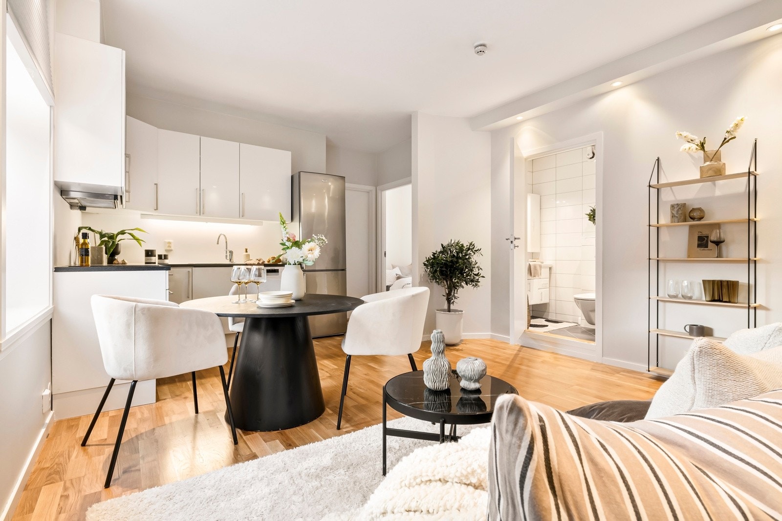 - Ved smart møblering er det plass til både sofrakrok og et lite spisebord - Galleribilde