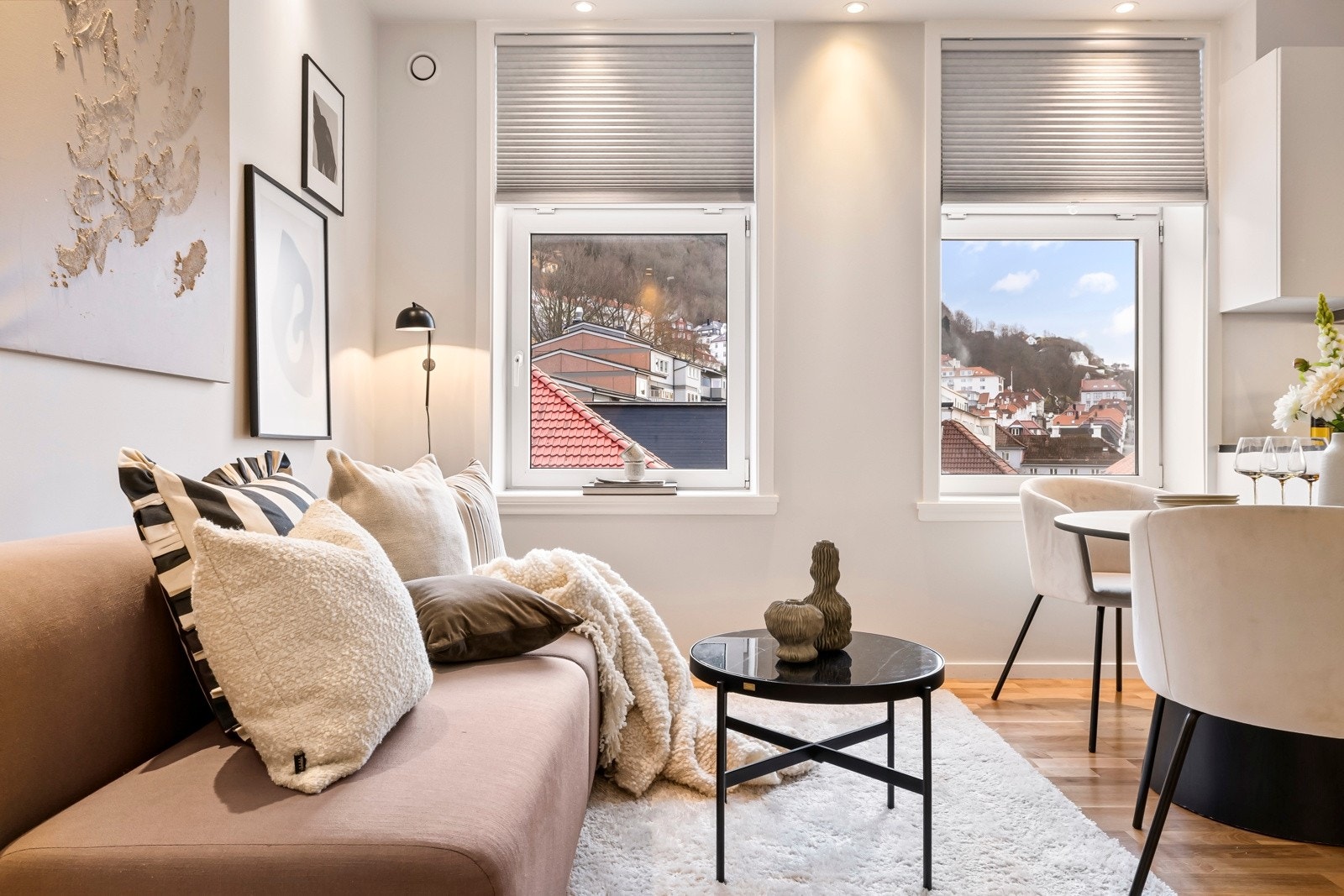 - Rommet er lyst og tiltalende med store gode vinduer og spotlight - Galleribilde