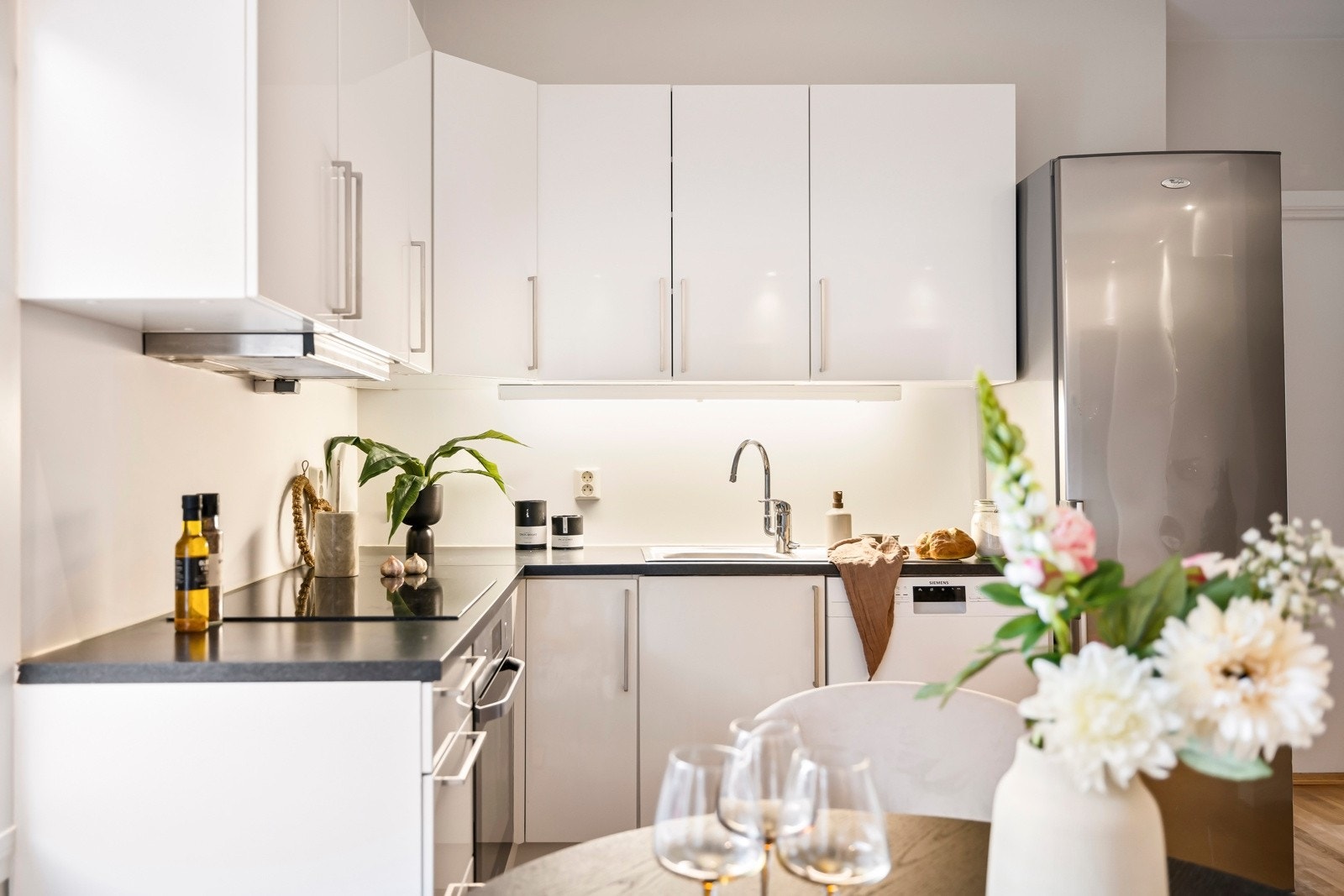 - Det er godt med skapplass og gode overflater for matlagingen - Galleribilde