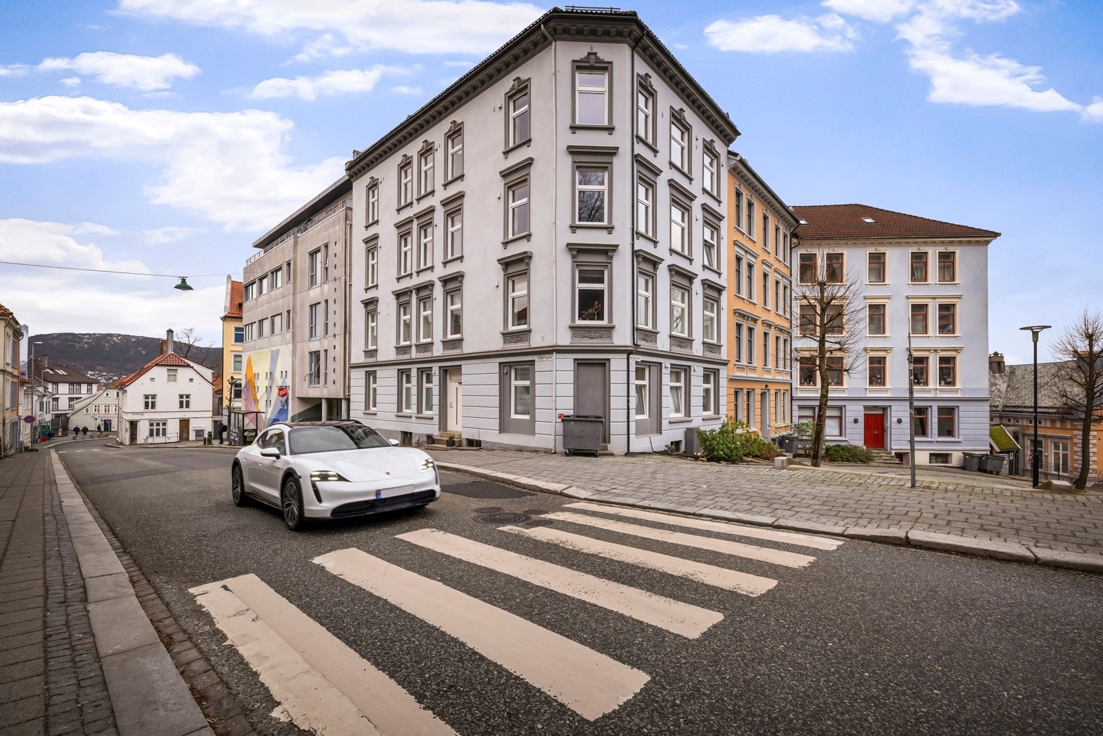 - En sentralt beliggende leilighet med parken "Fredens bolig" som nærmeste nabo er det kort vei til en herlig plass å nyte rolige finværsdager - Galleribilde