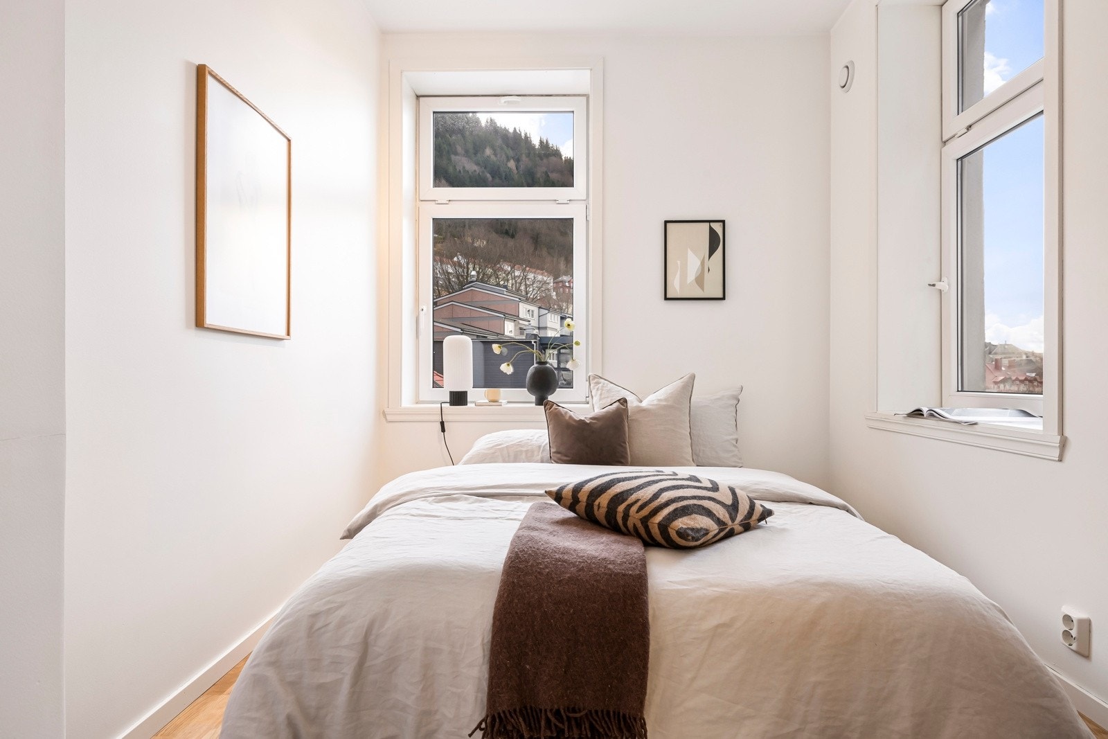 - Soverommet på 8 kvm er har plass til dobbeltseng, nattbord og garderobeskap - Galleribilde