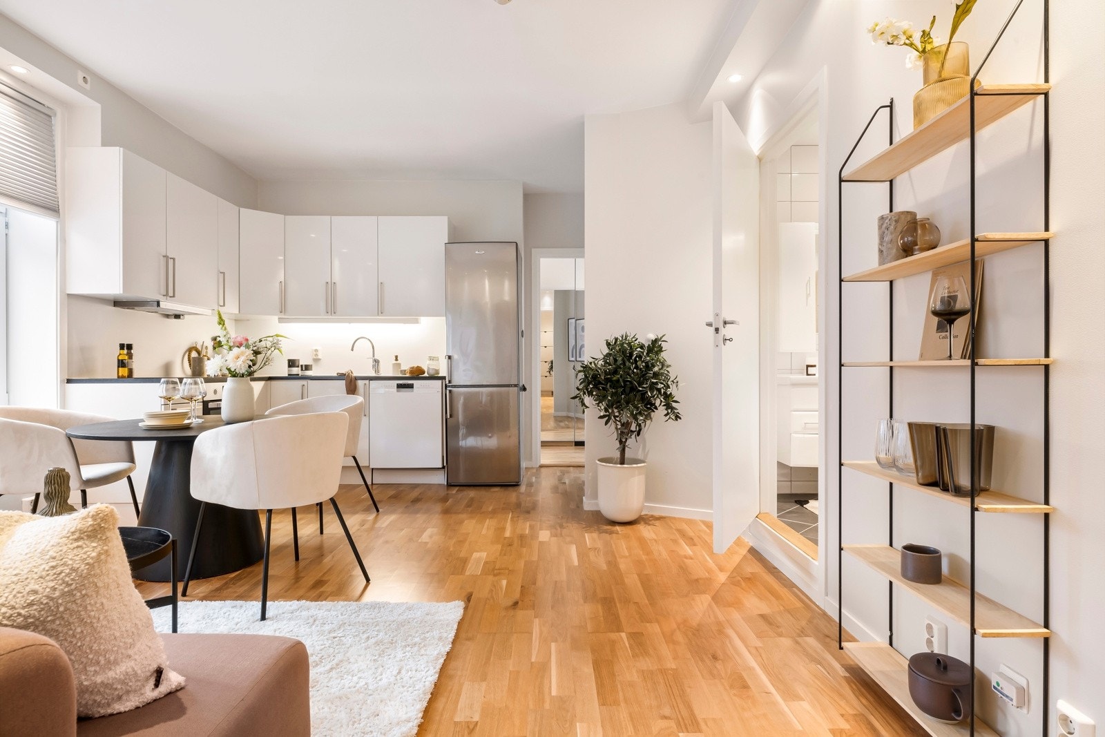 - Stue/kjøkken ligger i åpen løsning på 19,9 kvm - Galleribilde