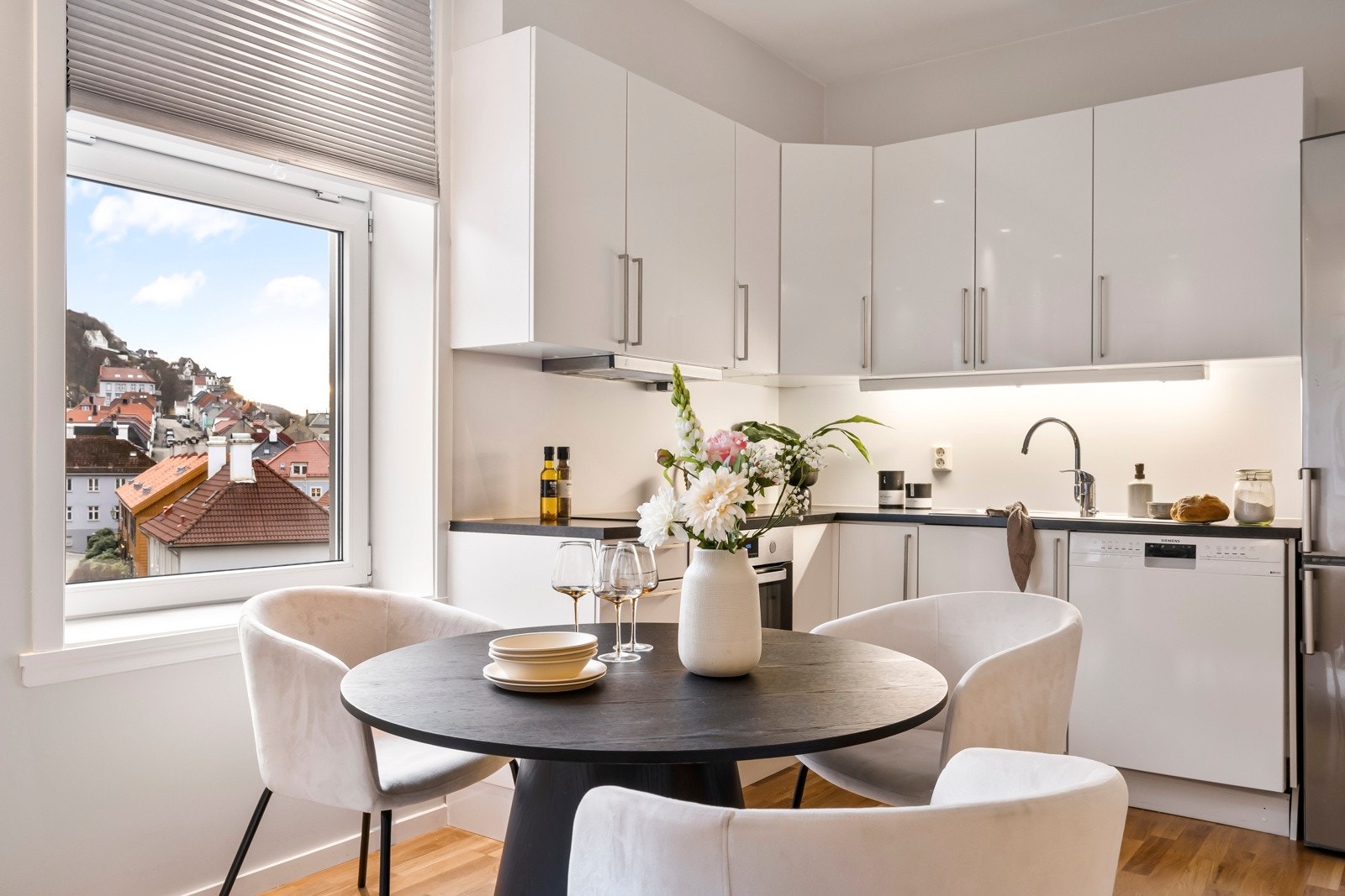 - Kjøkkenet har innredning fra HTH med lyse, slette fronter og laminat benkeplate - Galleribilde