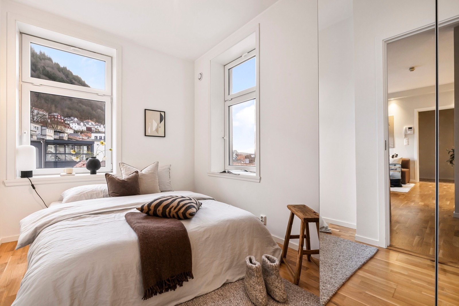 - Rommet har tre-stavs parkett, fine malte overflater, samt store vinduer som gir fint naturlig lys - Galleribilde