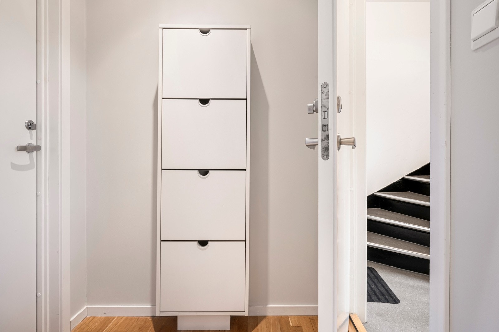 - Det første du møter er en lys og innbydende entré med plass til skohyller og oppheng - Galleribilde