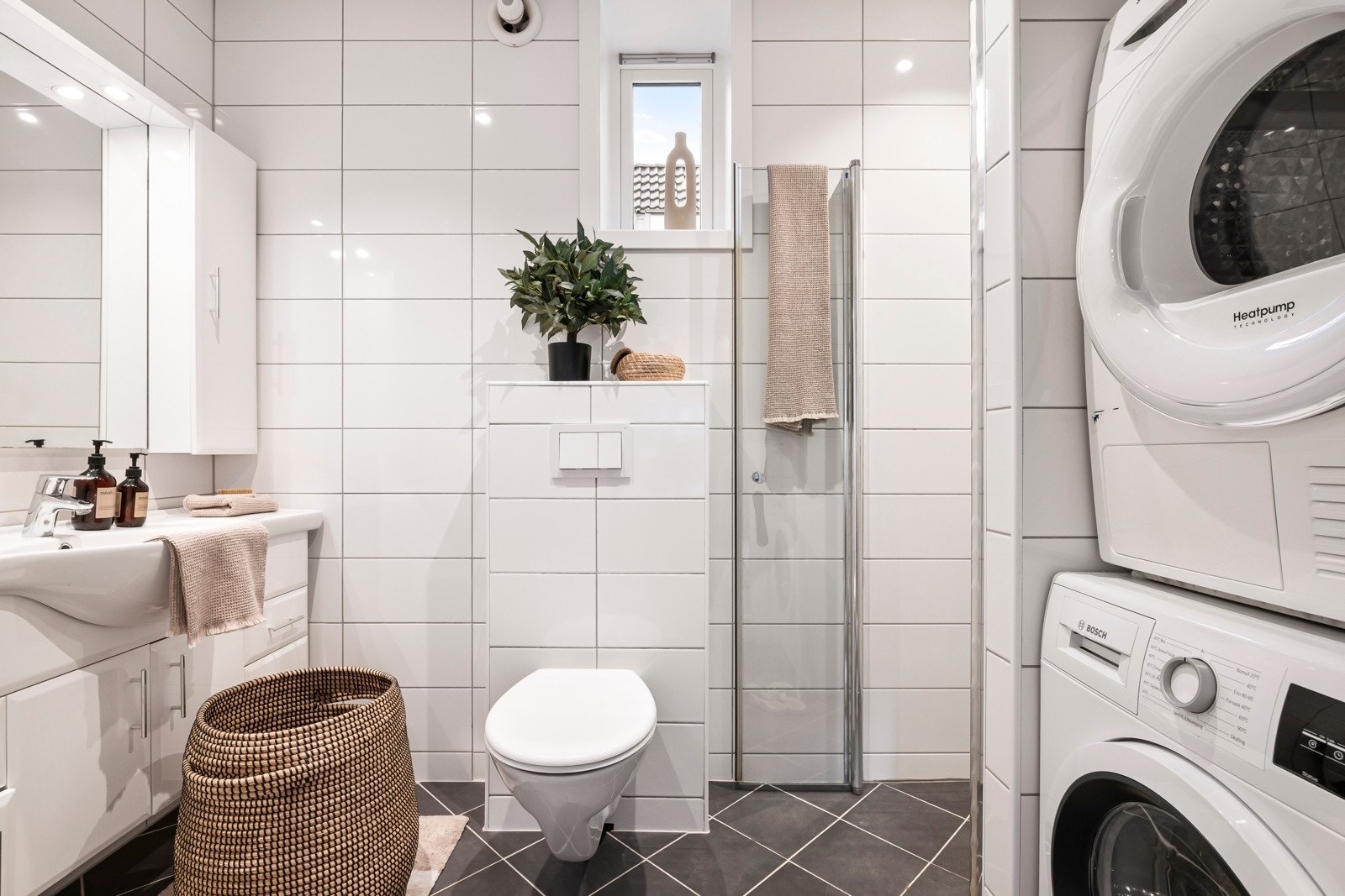 - Badet er helfliset og har varme i gulv. Badet ble oppgradert i 2012, men det foreligger ikke dokumentasjon for oppgraderingen - Galleribilde