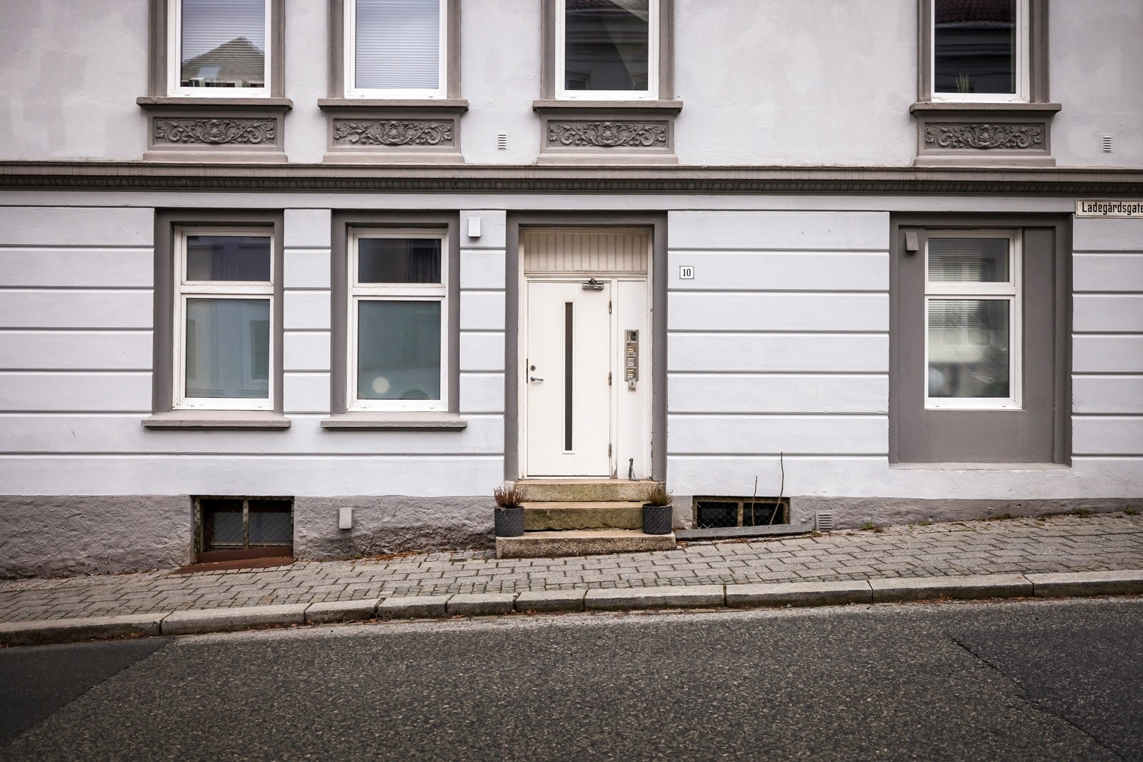 - Pent, vedlikeholdt inngangsparti - Galleribilde