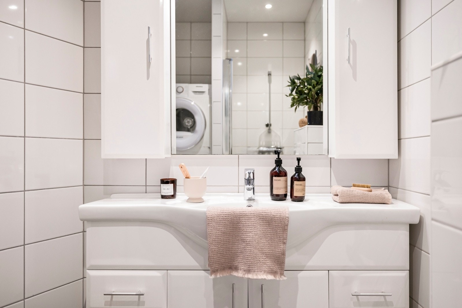 - Det er innredet med dusjnisje, vegghengt toalett, stor baderomsinnredning med heldekkende servant, speil og vegghengte skap - Galleribilde