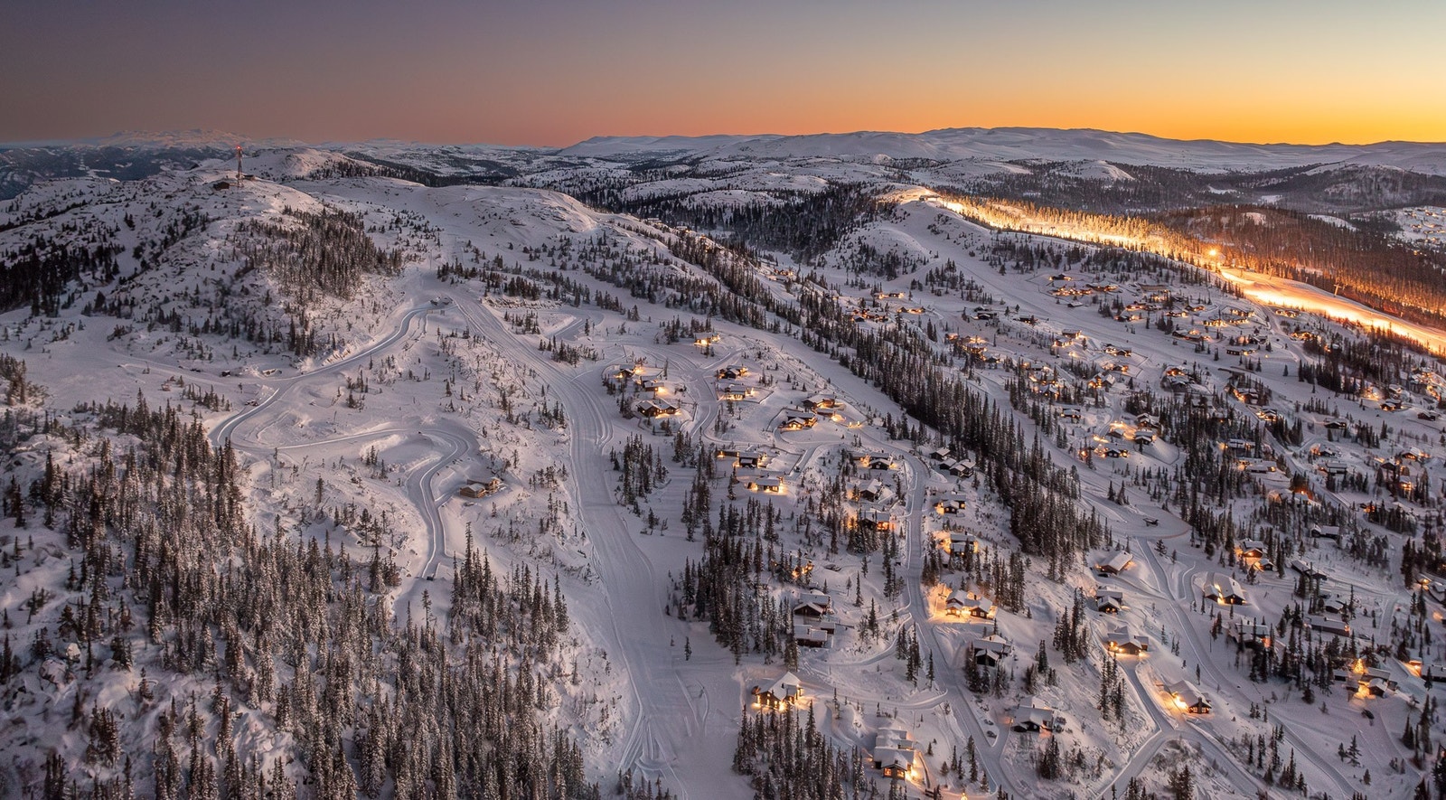 Seterfeltet ligger øverst i Nesfjellet med høyfjell bak Galleribilde