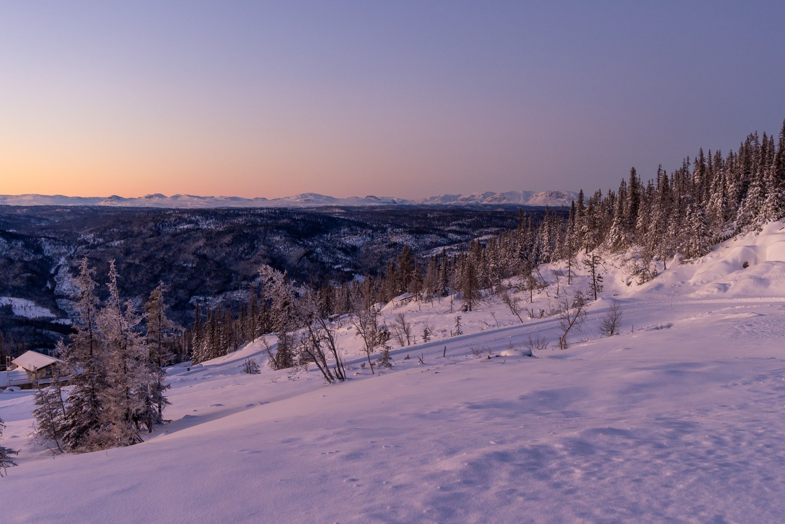 Utsikten må oppleves: panoramaskue mot vest over Hallingdalsfjellene og inn i Jotunheimen Galleribilde