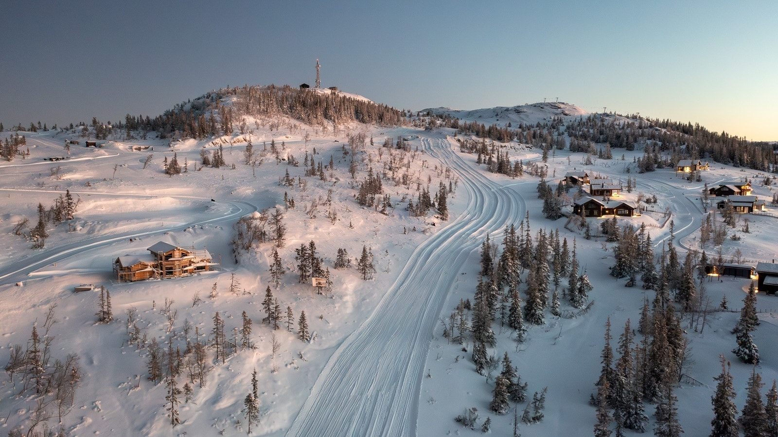 Visningshytte under oppføring. Ski inn/ut til alpinløypa som ligger rett foran Galleribilde