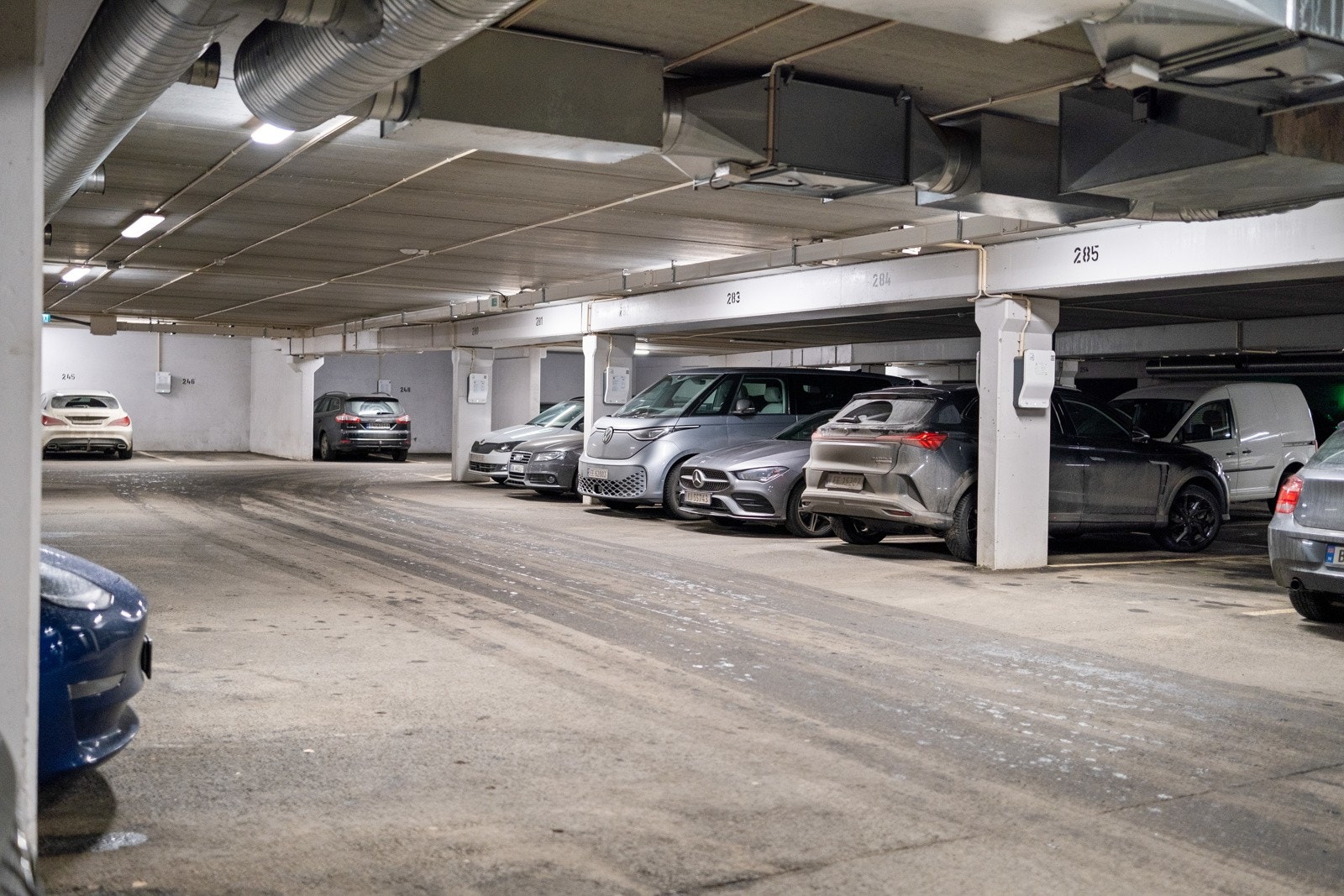 Egen biloppstillingsplass med lader følger boligen. Galleribilde