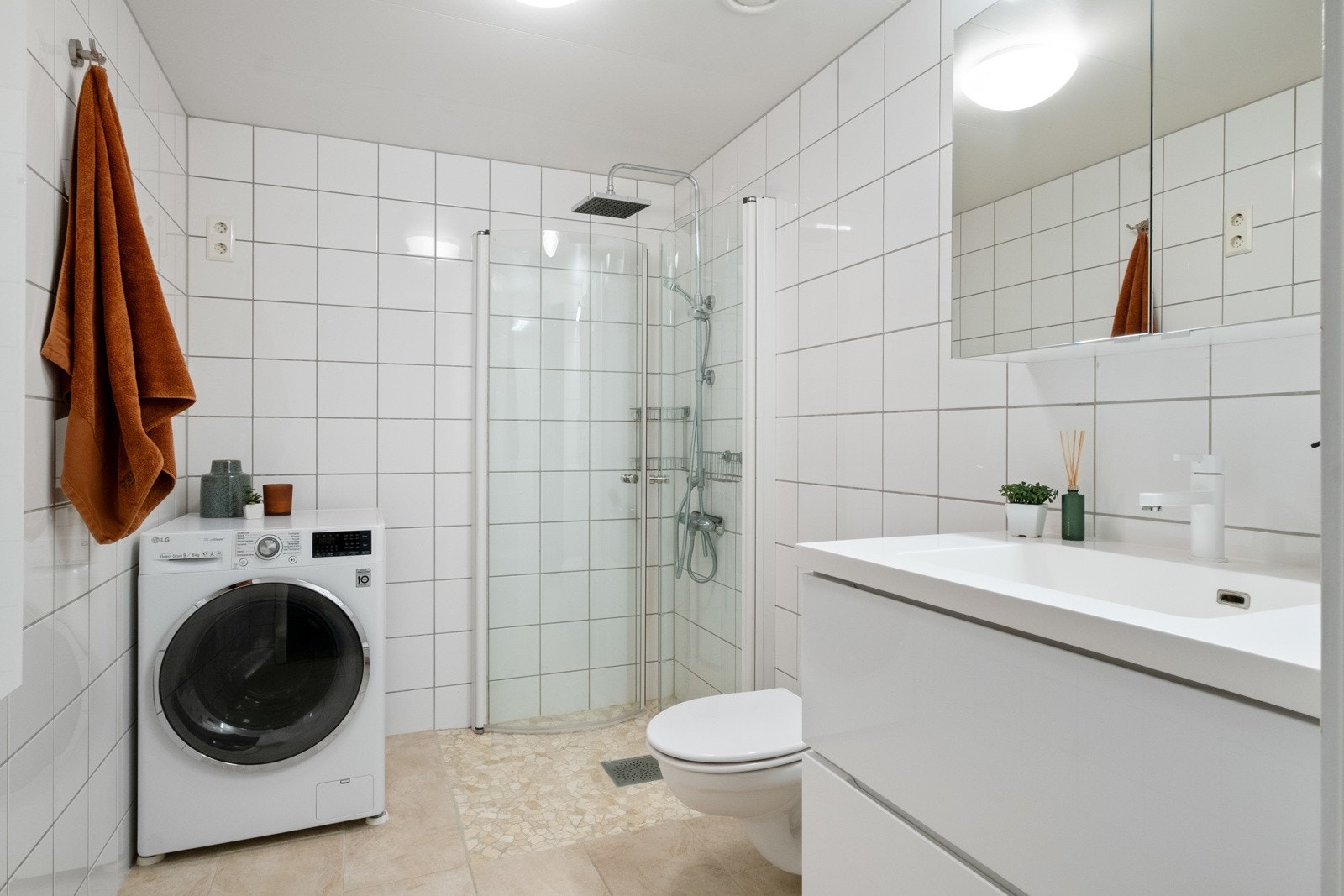Badet har vannbåren varme, som gjør at man får et behagelig gulv å trå på. Galleribilde