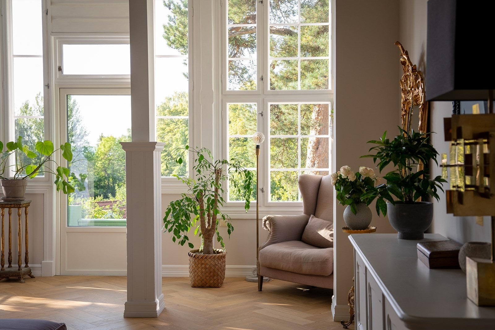 Fra stuen er det utgang via trapp til den frodige og hyggelig hagen Galleribilde