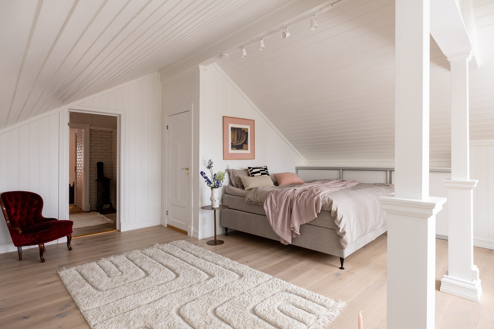 Toalettrom tilknyttet masterbedroom - Sjarmerende og eldre ovn i mellomgang Galleribilde
