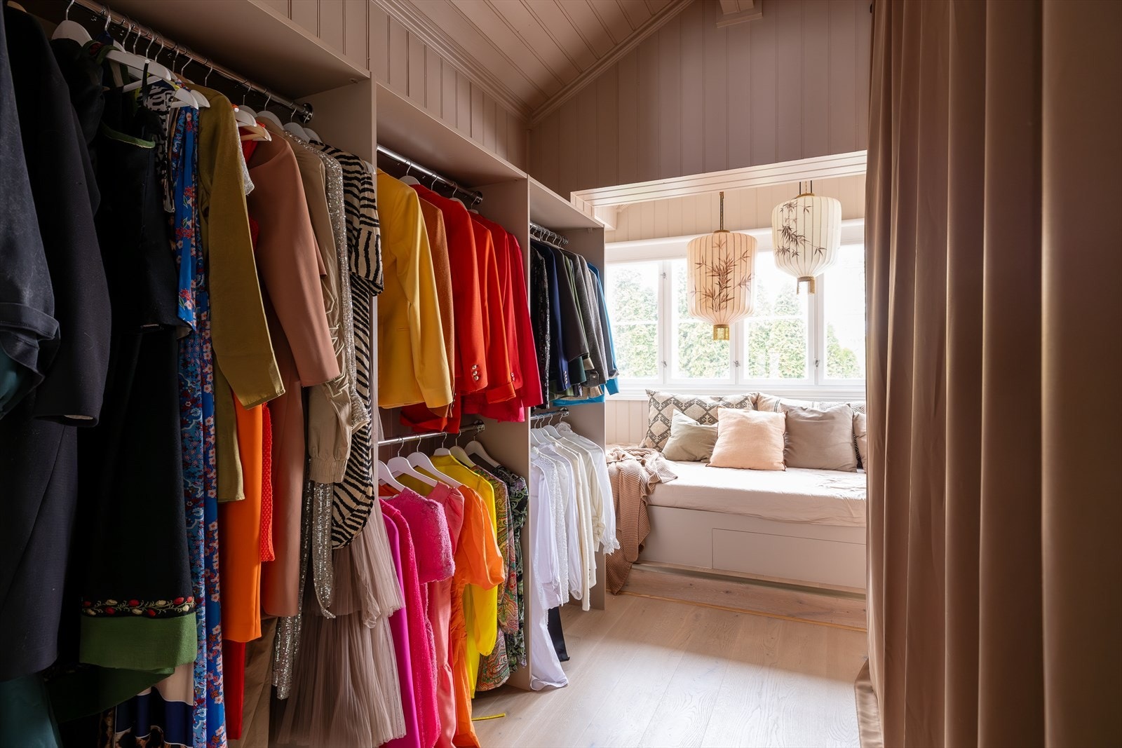 Et aldeles nydelig rom med plassbygde hyller, plassbygd dobbeltseng med madrass og lagring under. Her kan man ligge på sengen og drømme seg bort samtidig som man har et alle tiders walk-in closet. Galleribilde