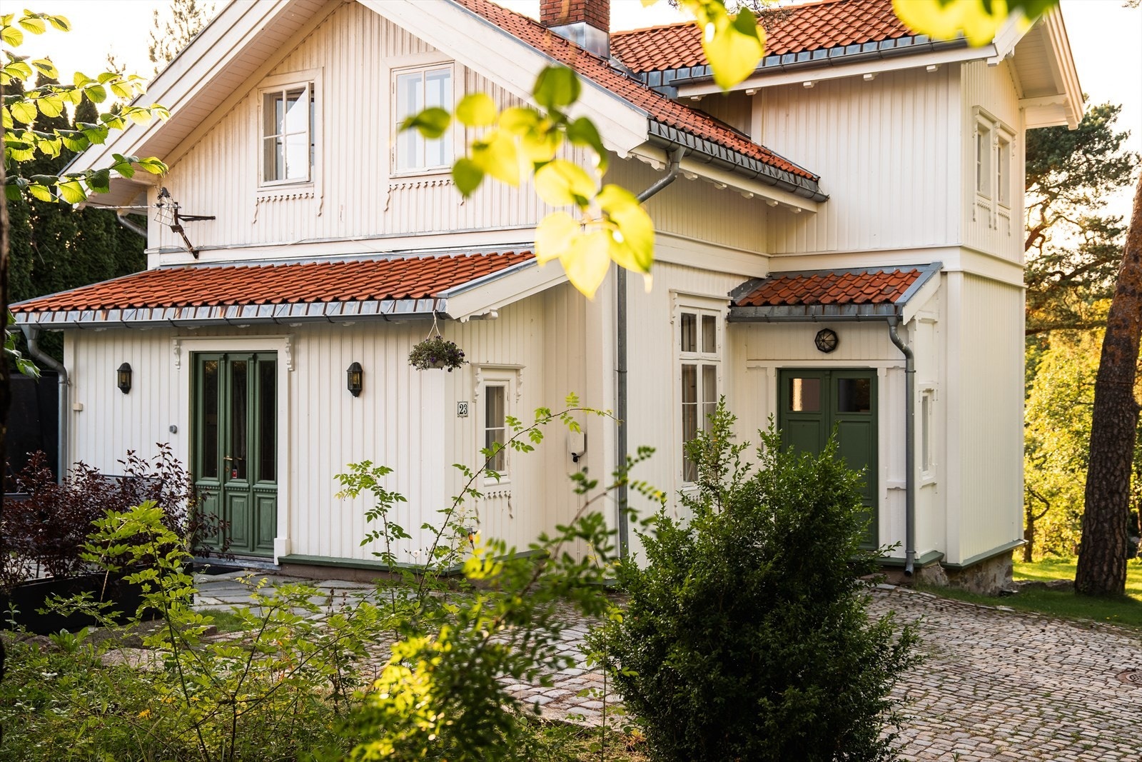Skrivne ord i brosteinen ønsker deg velkommen til Villa Elverhøi - 1867 Galleribilde