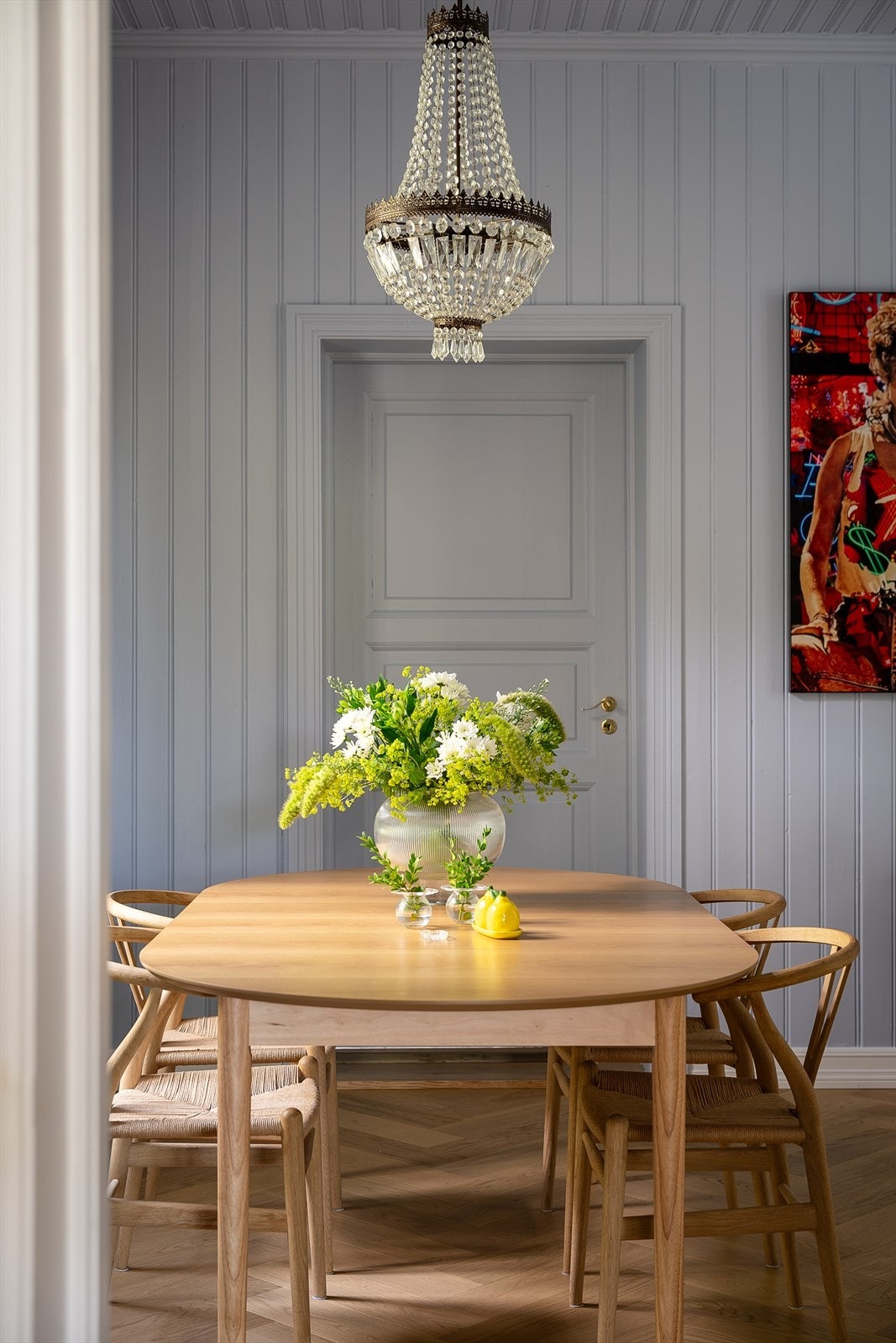 Fargepaletten i huset er satt av interiørarkitekt Saba hos Intro Ark og setter et gjennomført preg på hele boligen. Kjøkkenet er et fantastisk rom med gode innebygde løsninger og en sjeldent gjennomført stil. Galleribilde