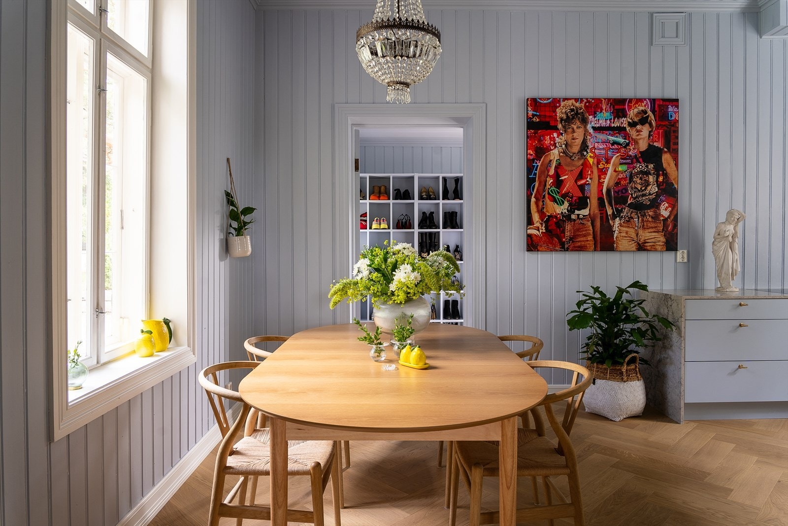 Her har man ført den fine blåfargern både over himling, karmer, dør og ut til mellomgangen hvor det også er en praktisk gang og vaskerom. Galleribilde