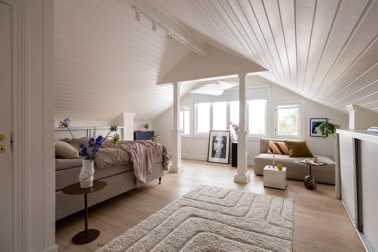 Stort masterbedrom med lounge med plassbygde skap fra Garderobemannen på begge sider. Nydelig utsikt over eplehagen og de fine grønne områdene rundt. Galleribilde