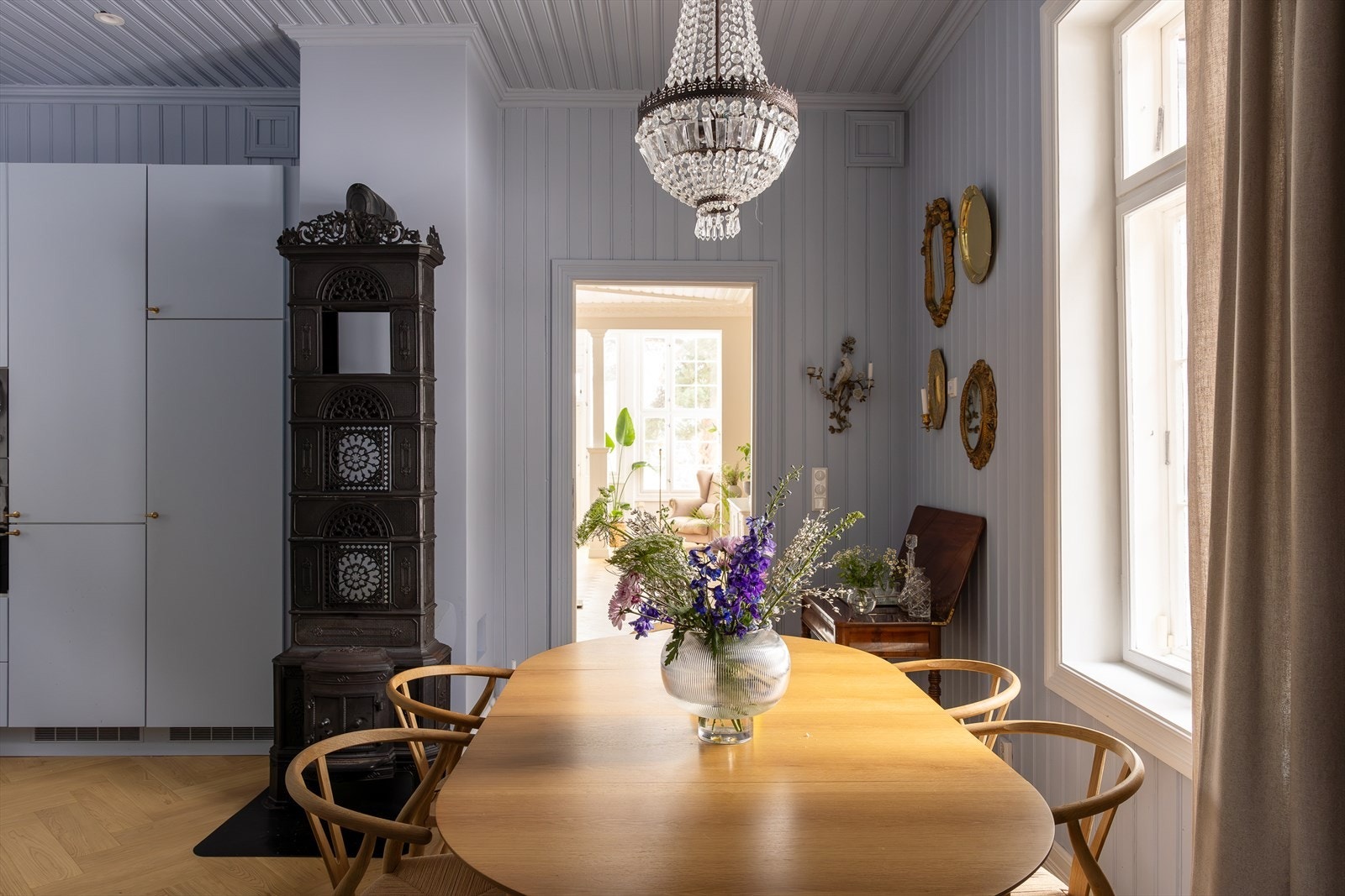 Etasjeovnen som man laget mat på i gamledager viser husets fine historie. I dag varmer den opp huset fort på kalde vinterdager. Galleribilde