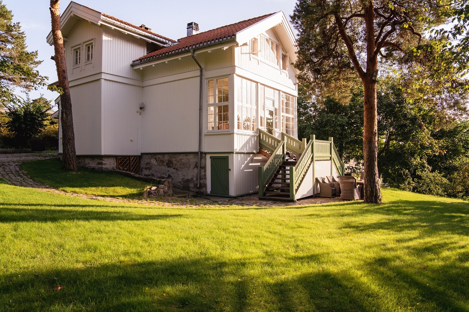 En unik sveitservilla med en solrik og fredelig beliggenhet. Her ser dere tomten som følger med huset. Også tomt på baksiden med trampoline og klatrevegg. Galleribilde