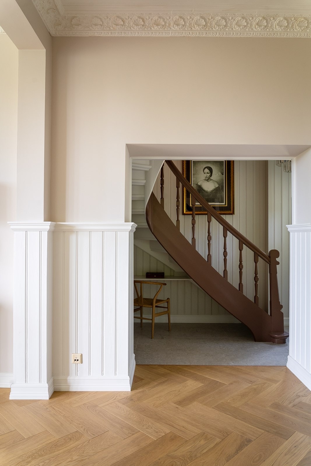 Den vakre trappen er malt i fargen Mellow og leder opp til den vakre andre etasjen. Ny parkett, fliser og varmefolie i 2023. Hele boligen ble også malt innvendig da. Galleribilde
