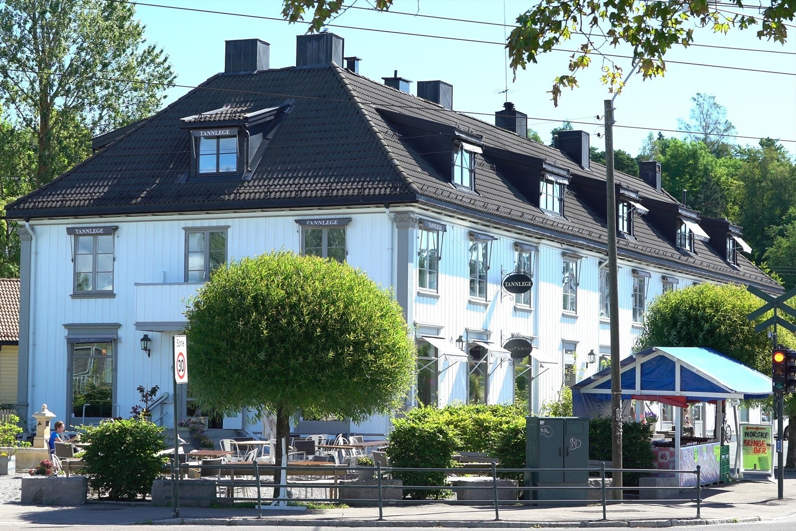 Kort vei til Holtet hvor man finner flere butikker og serivicetilbud Galleribilde