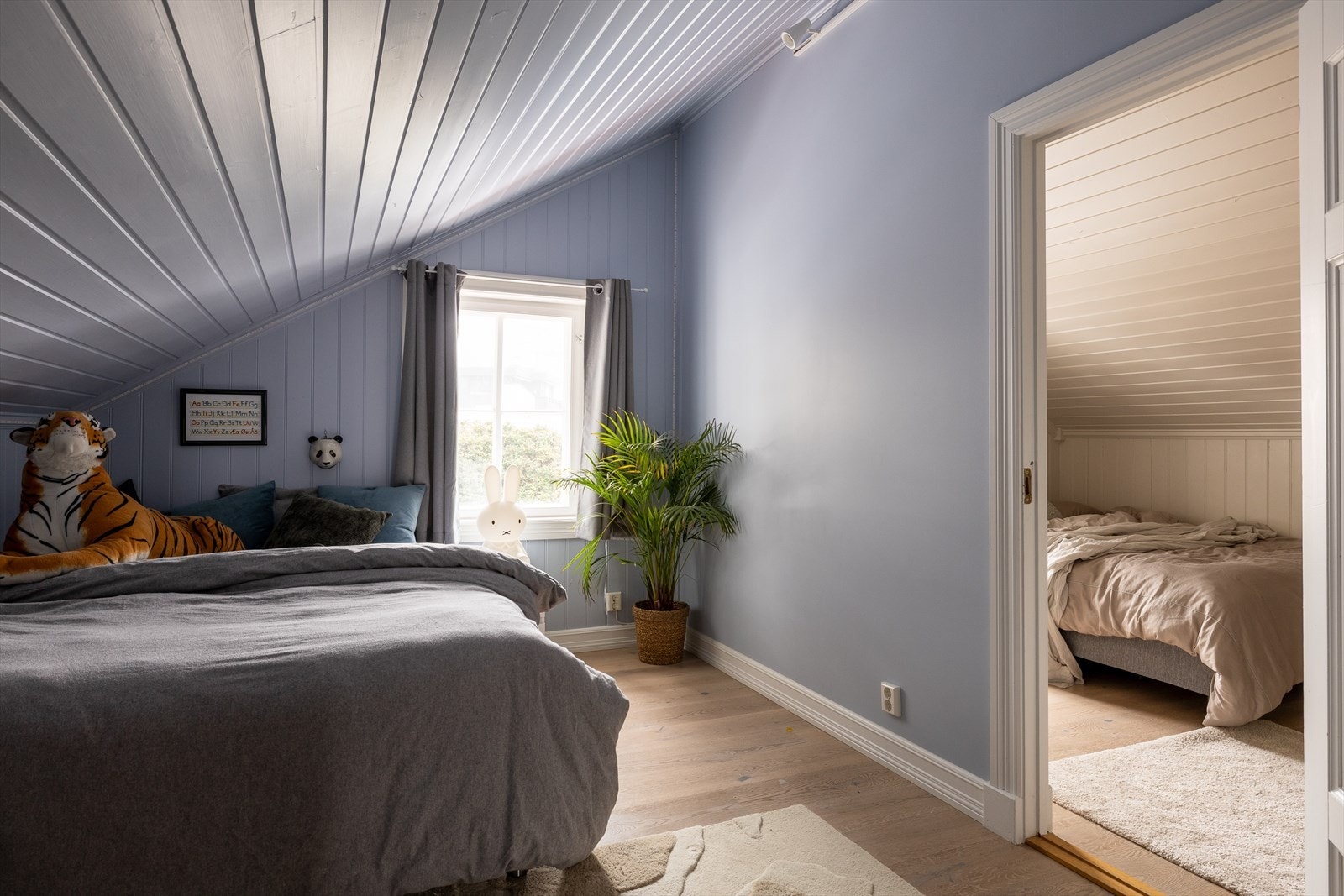 Barna i huset ville ha connections rooms da rommene er av god størrelse. Dette kan lett løses og få de helt separate. Se alternativ planløsning. Det er varmefolie i gulvet. Galleribilde