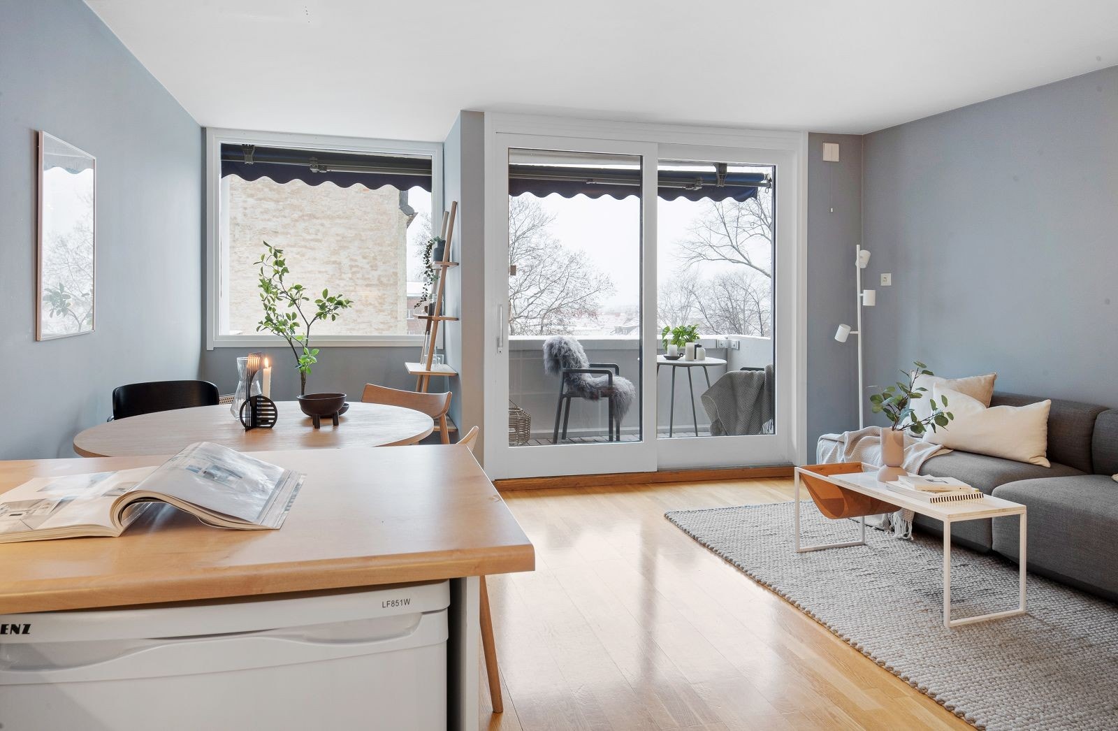 Romslig stue med plass til sofa og spisebord. Galleribilde