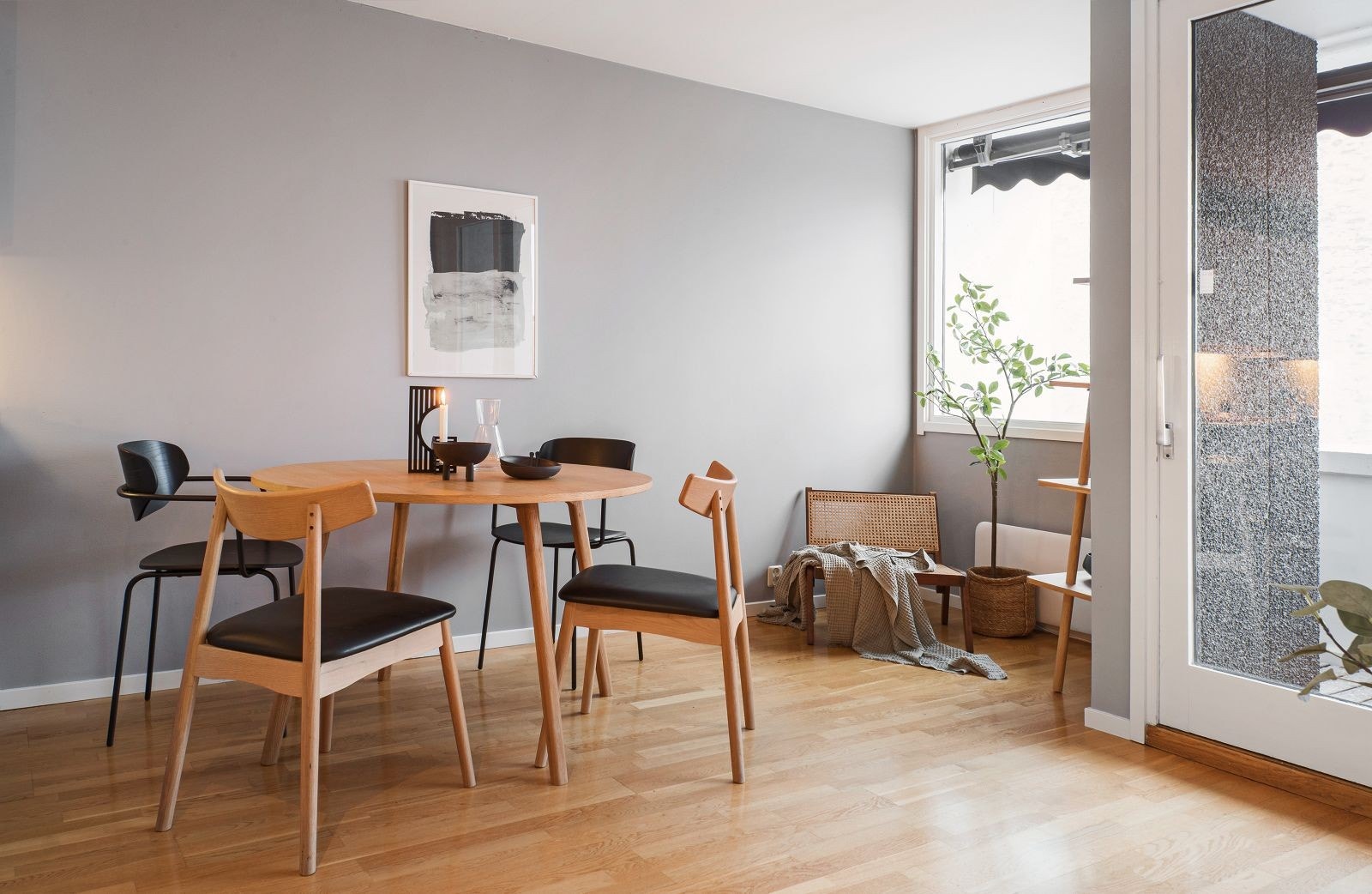 Spisegruppe med god plass til flere middagsgjester. Galleribilde