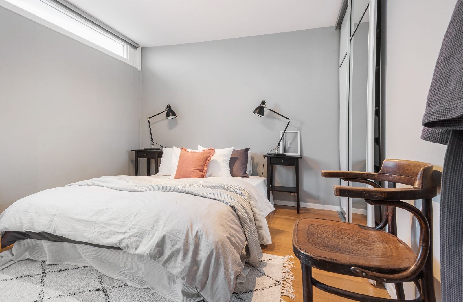 Soverom med plass til dobbeltseng og skyvedørsgarderobe. Galleribilde