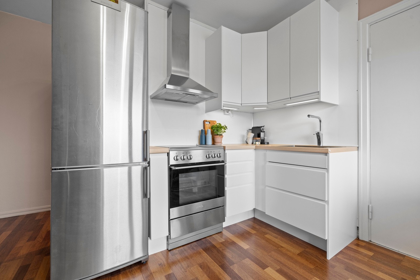 Her får du plass til det du trenger. Et lyst og hyggelig kjøkken. Galleribilde