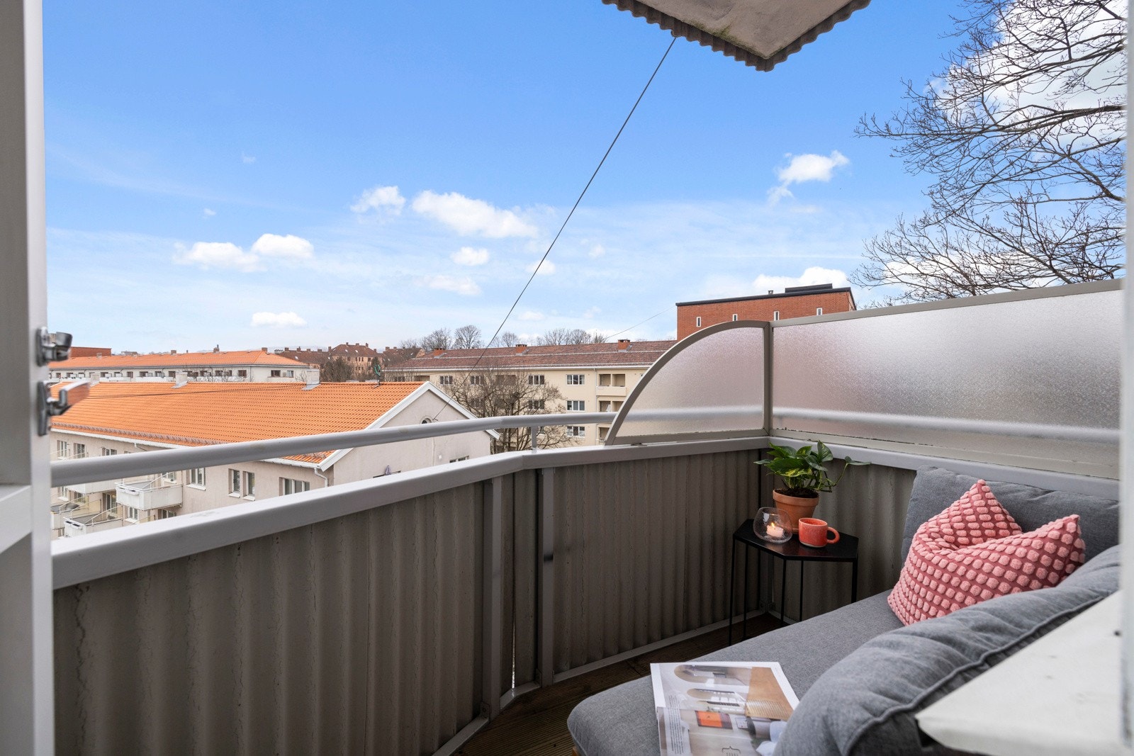 Hyggelig solrik vestvendt balkong med utsikt. Galleribilde