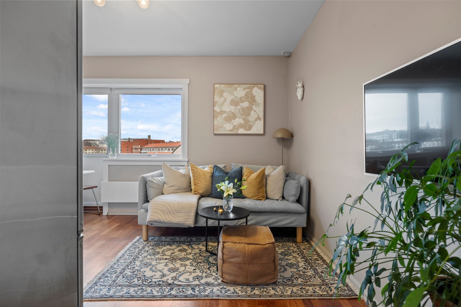 Stue. De store vinduene slipper inn rikelig med lys. Galleribilde