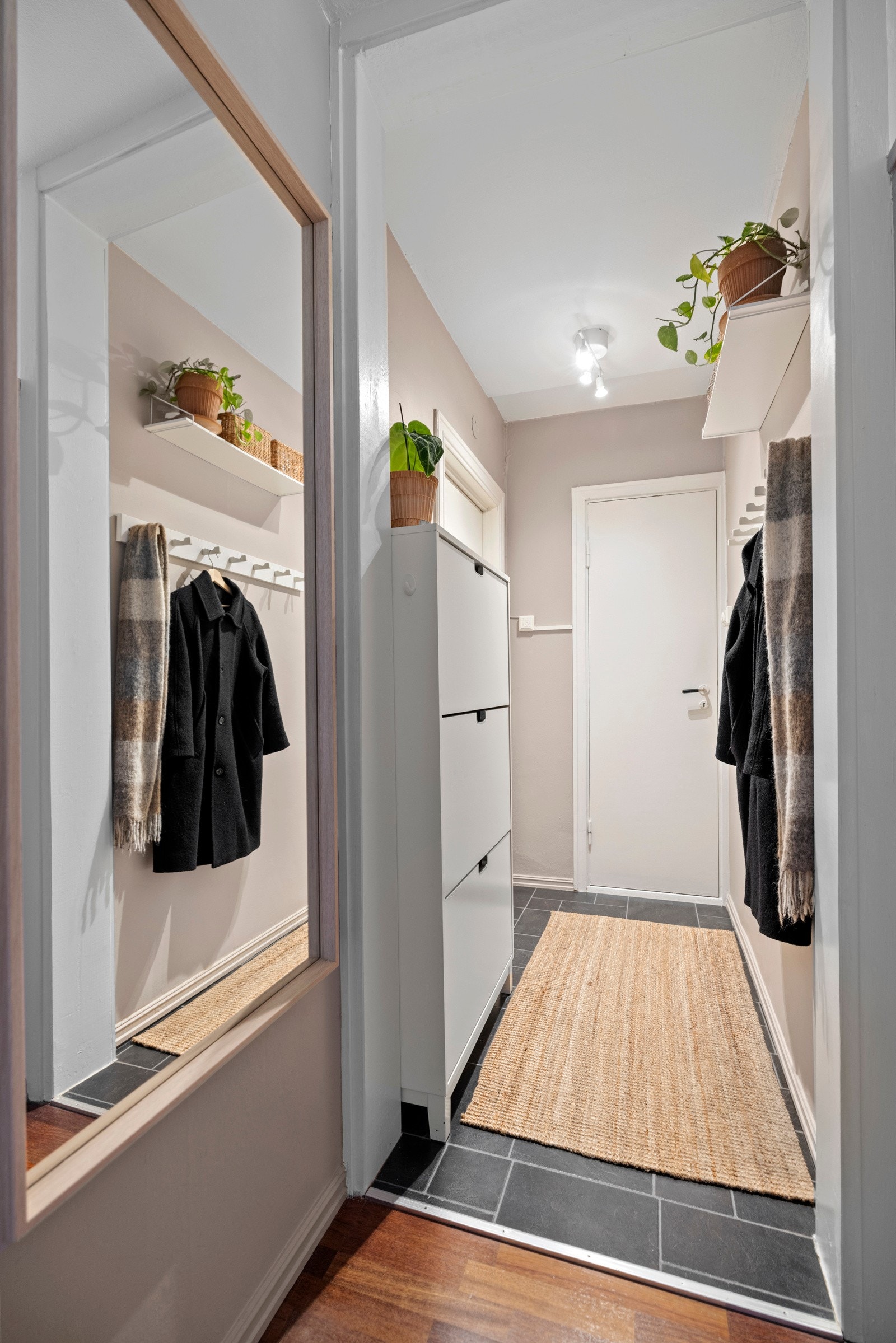 Praktisk og romslig entré Galleribilde