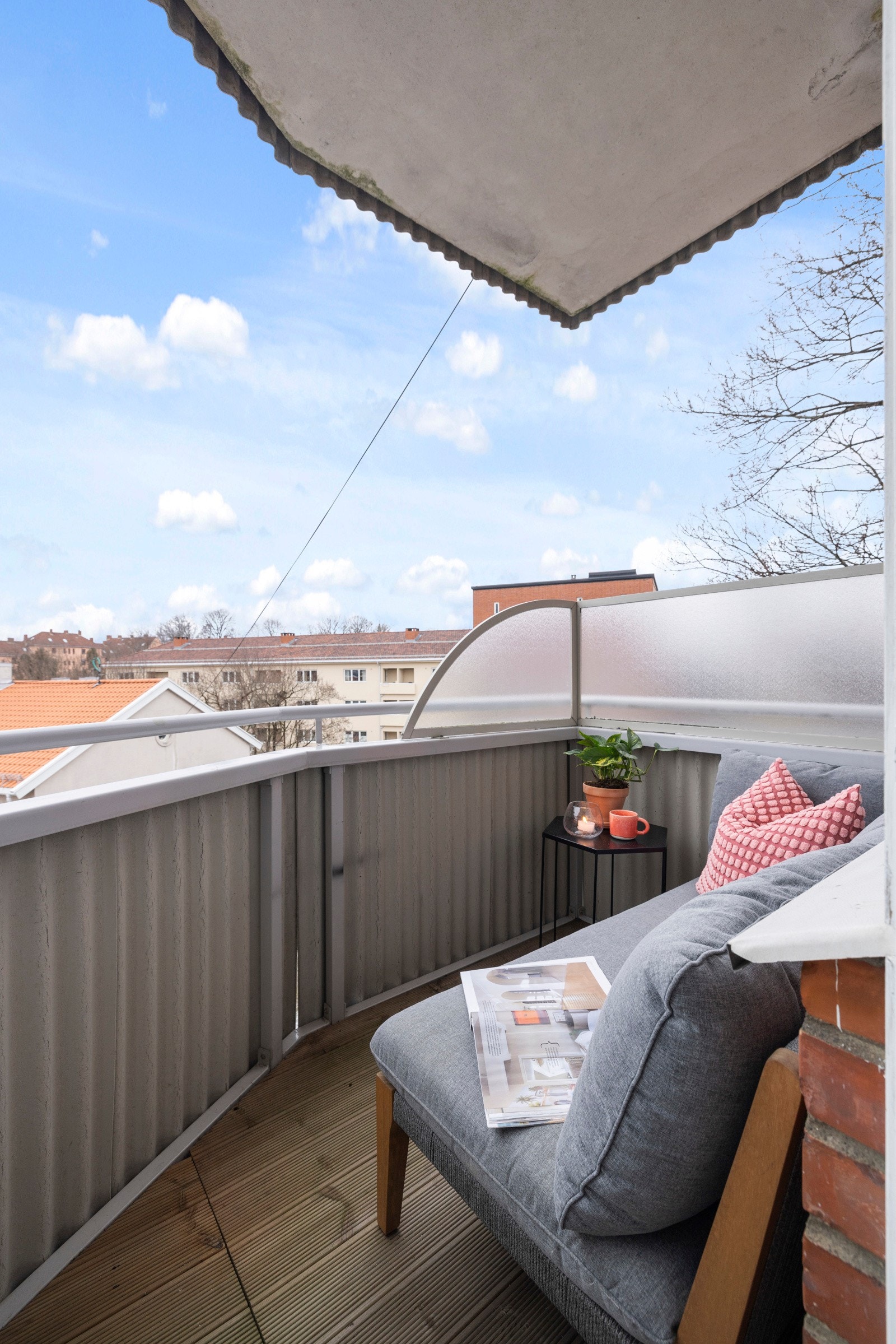 Balkongen har nytt dekke og her kan late sommerkvelder nytes. Galleribilde