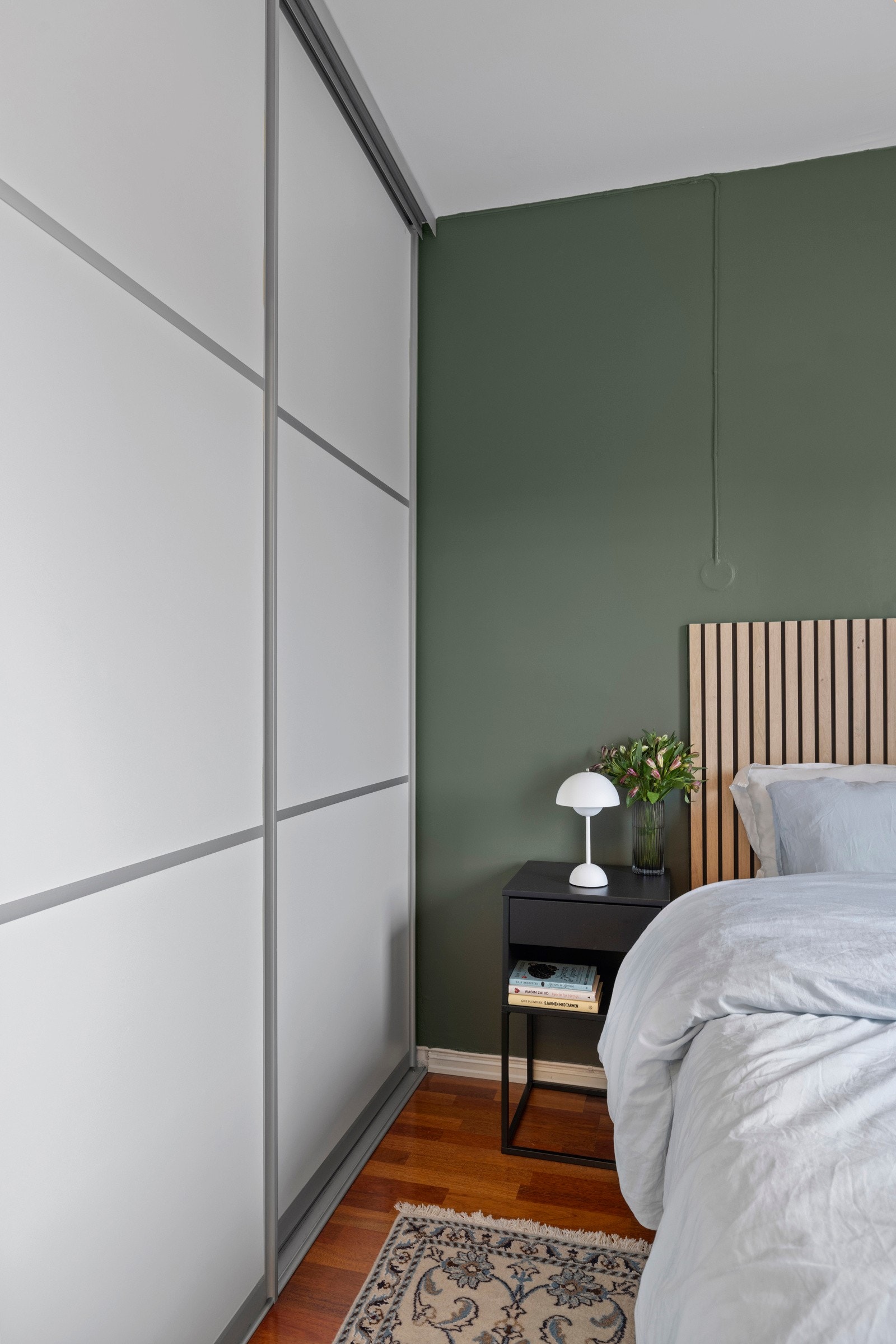 Stor skyvedørsgarderobe på soverommet. Galleribilde