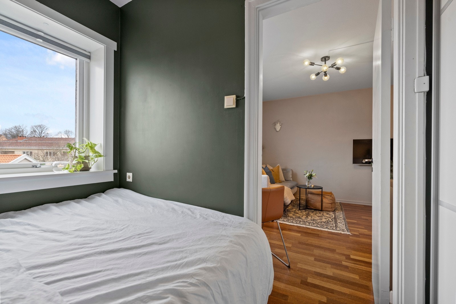 Soverom mot stue. Galleribilde