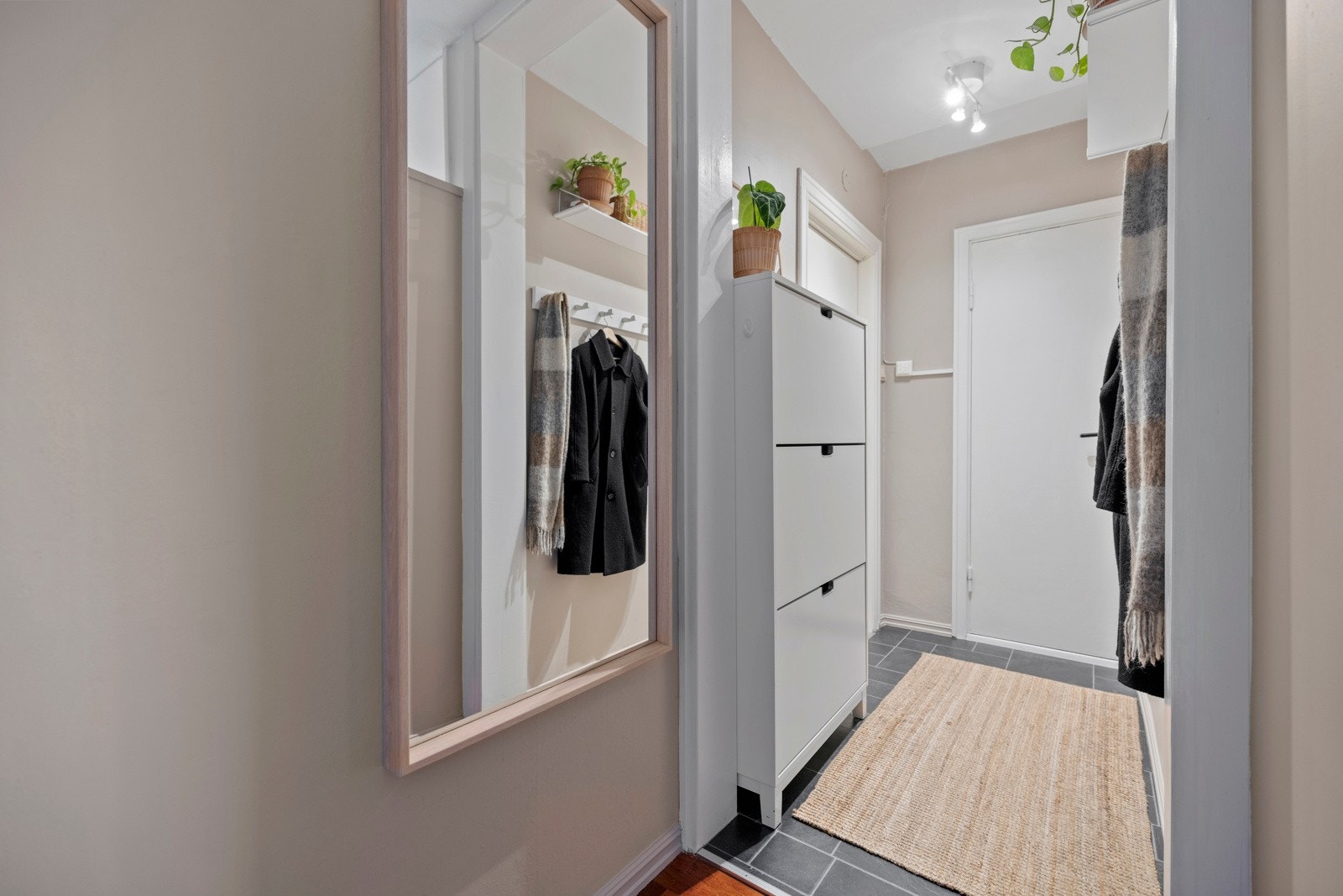 Lys og hyggelig entré. Galleribilde