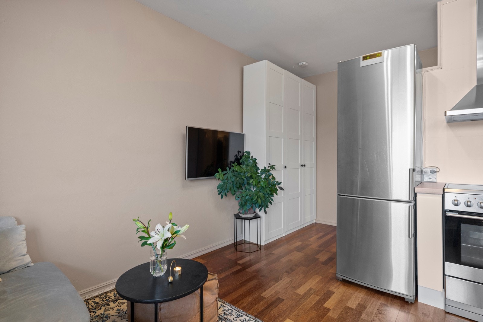 Fra stuen mot gangen er det også plass til stor garderobe. Galleribilde