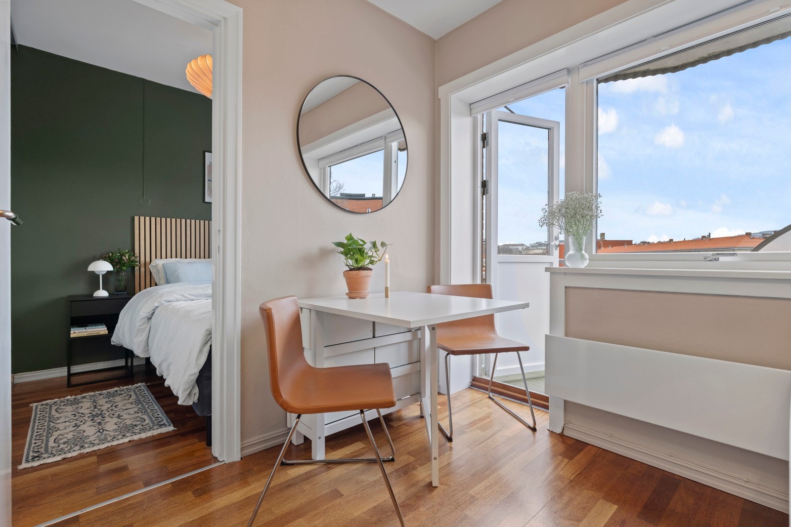 Koselig spisebord og utgang til balkongen. Galleribilde