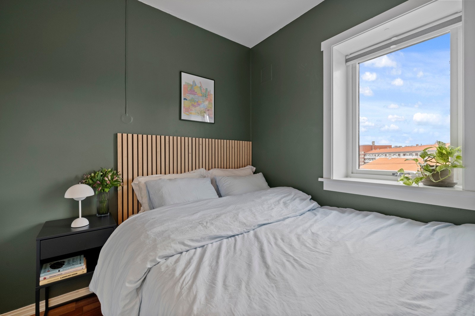 Soverommet er meget praktisk innredet. Det er god plass til dobbeltseng. Galleribilde