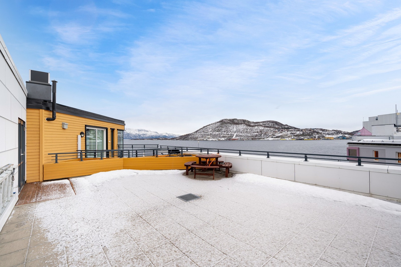 I tillegg til egen balkong er det felles takterrasse for sameiet, solrik og med fin utsikt Galleribilde