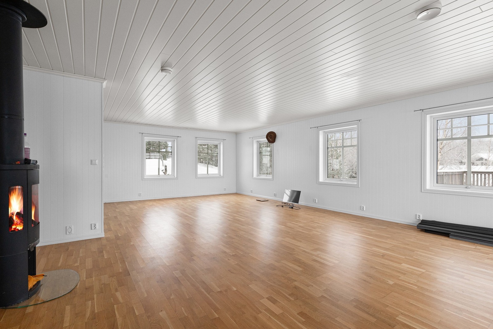 Det er satt inn en peisovn som bidrar til varme på kalde vinterdager. Galleribilde