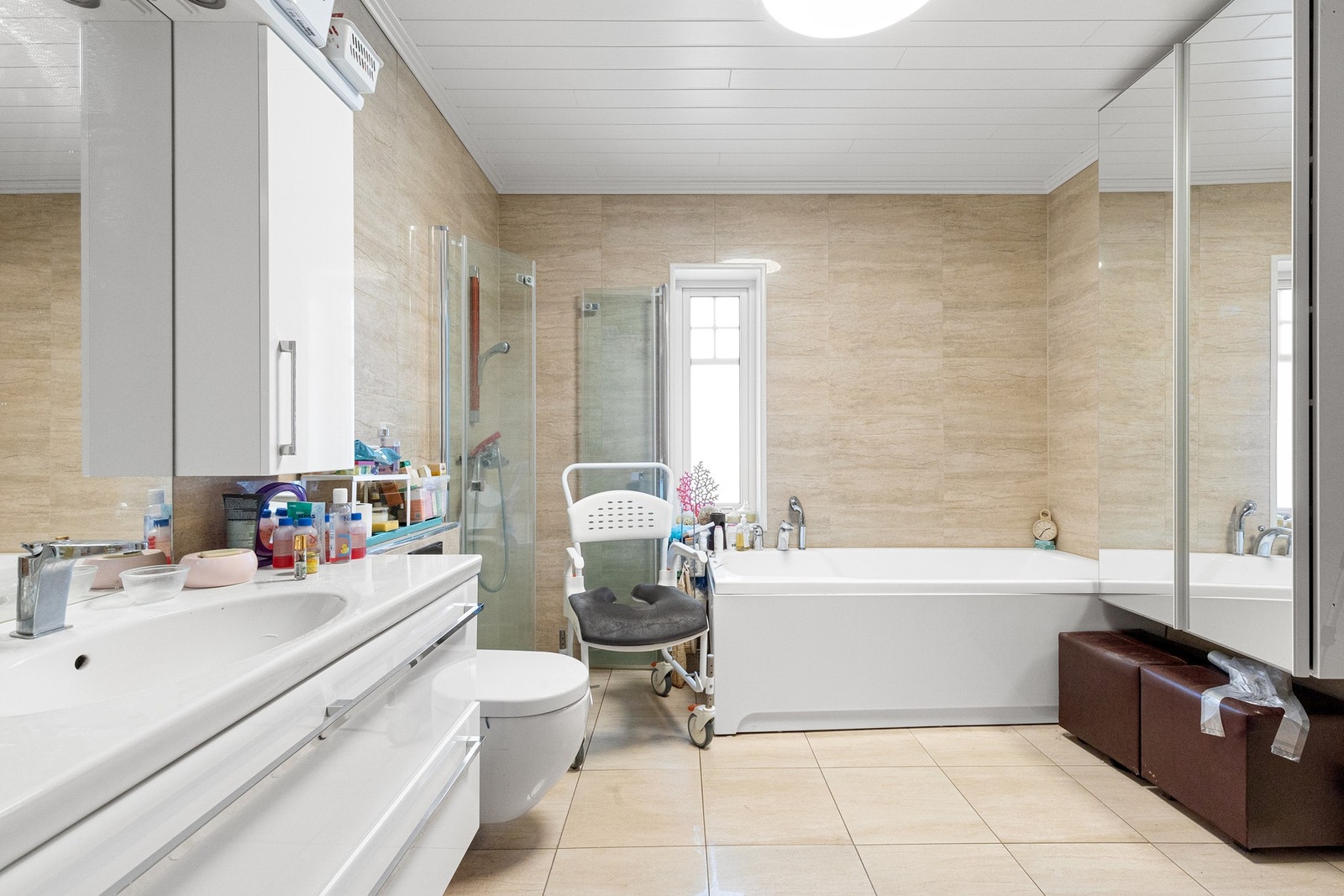 Stort bad med behagelig gulvvarme. Galleribilde