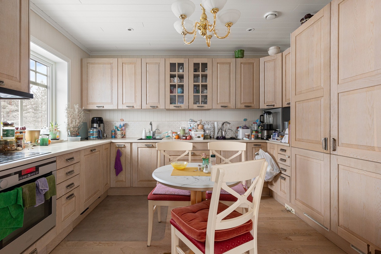 Separat Sigdal-kjøkken med rikelig plass til matlaging og oppbevaring. Galleribilde