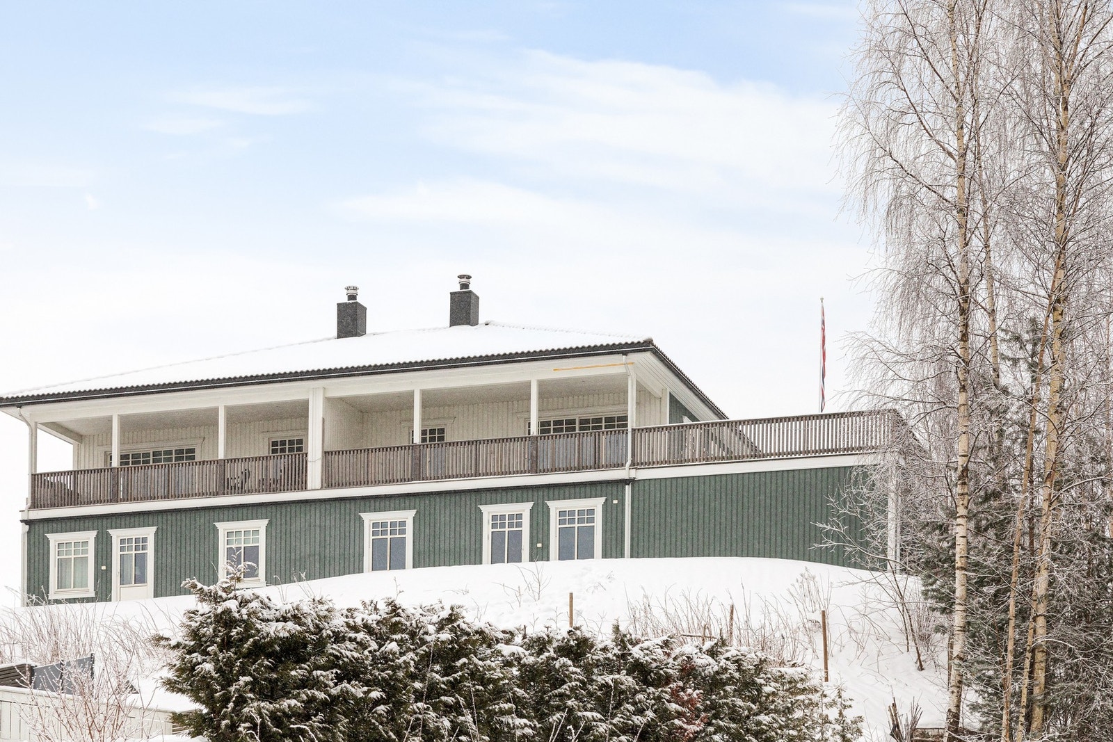 Her får du en bolig med flere muligheter, enten som en stor enebolig, utleie av en boenhet, eller antatt mulighet for seksjonering. Galleribilde